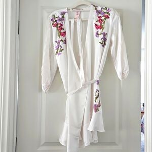 NWT Victoria Secret White Satin Robe With Lace & Appliqued Flowers XS/S